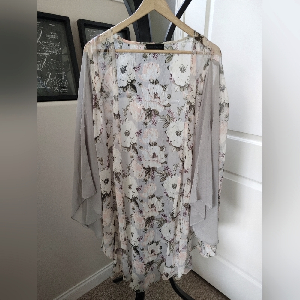 Steve Madden~ Stunning Grey Floral Flowy Sheer Kimono Cardigan